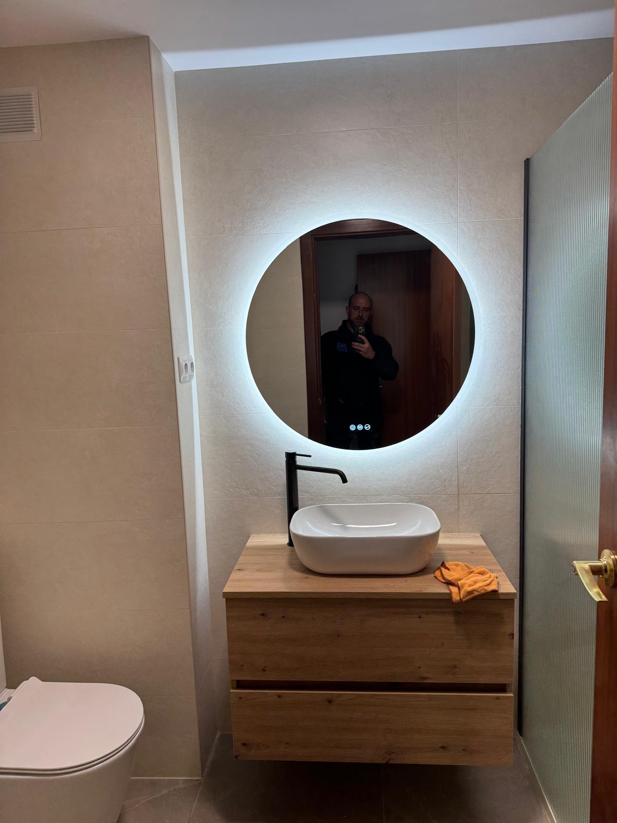 Baño reformado con espejo LED y mueble de roble en Sant Cugat