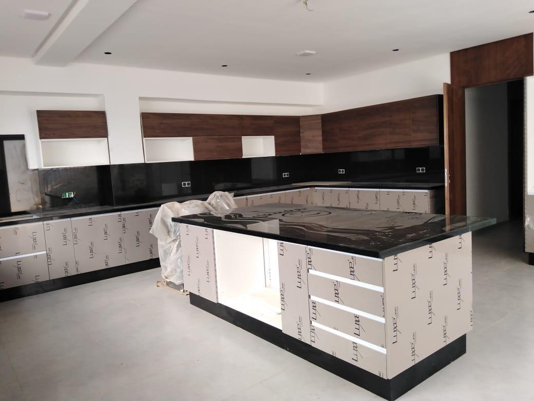 Cocina de lujo con encimera de mármol en Sant Cugat